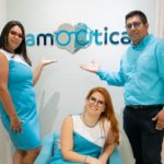 Equipe da AmoÓtica em frente ao logo